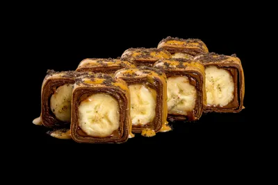 Ролл с бананом, нутеллой, карамелью и крошкой орео