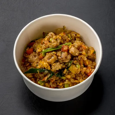 Жареный рис с курицей и яйцом