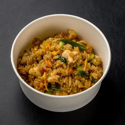 Жареный рис с креветками и яйцом